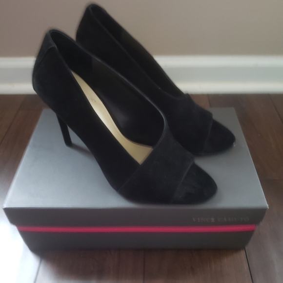 NEW! VINCE CAMUTO Rallien Black Leather Suede Peep Toe Pumps 10. - Picture 3 of 8